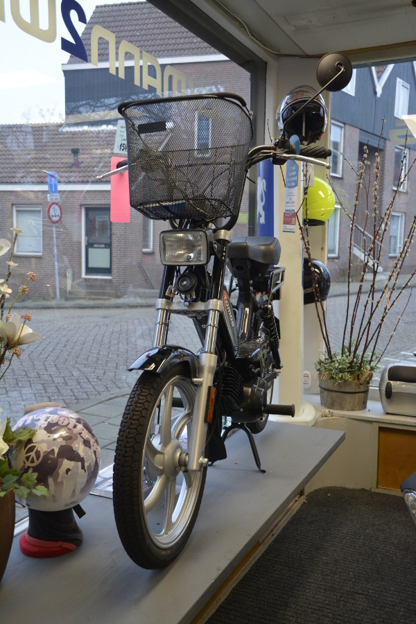 Een bromfiets in de etalage
