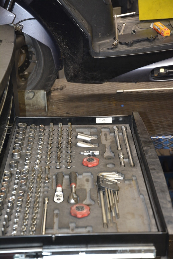 Gereedschap klaar op de brug